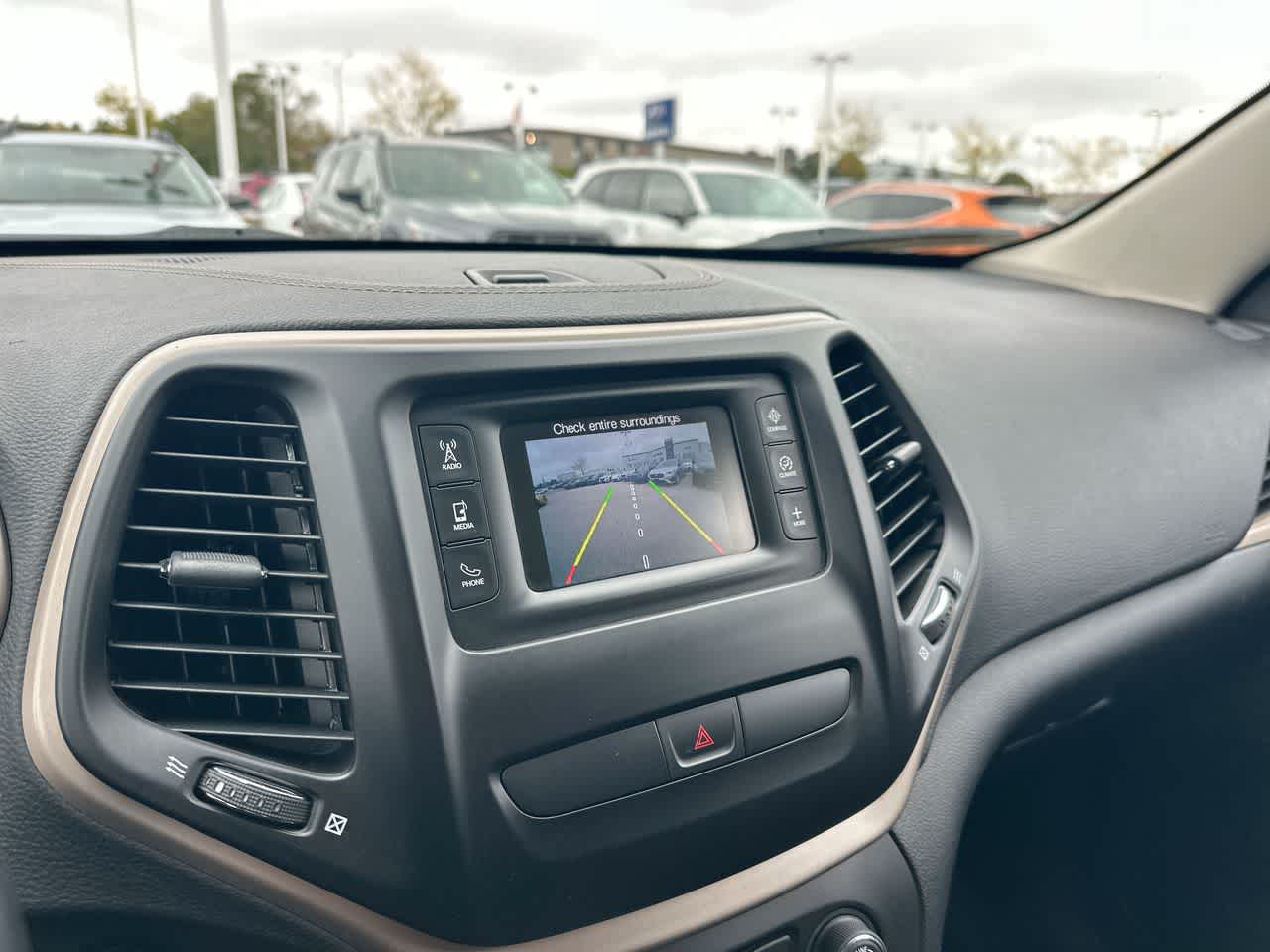 Thumbnail: 2016 Jeep Cherokee - 31