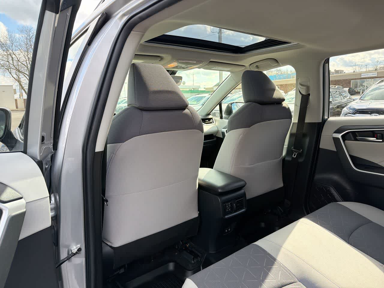 Thumbnail: 2020 Toyota RAV4 - 23