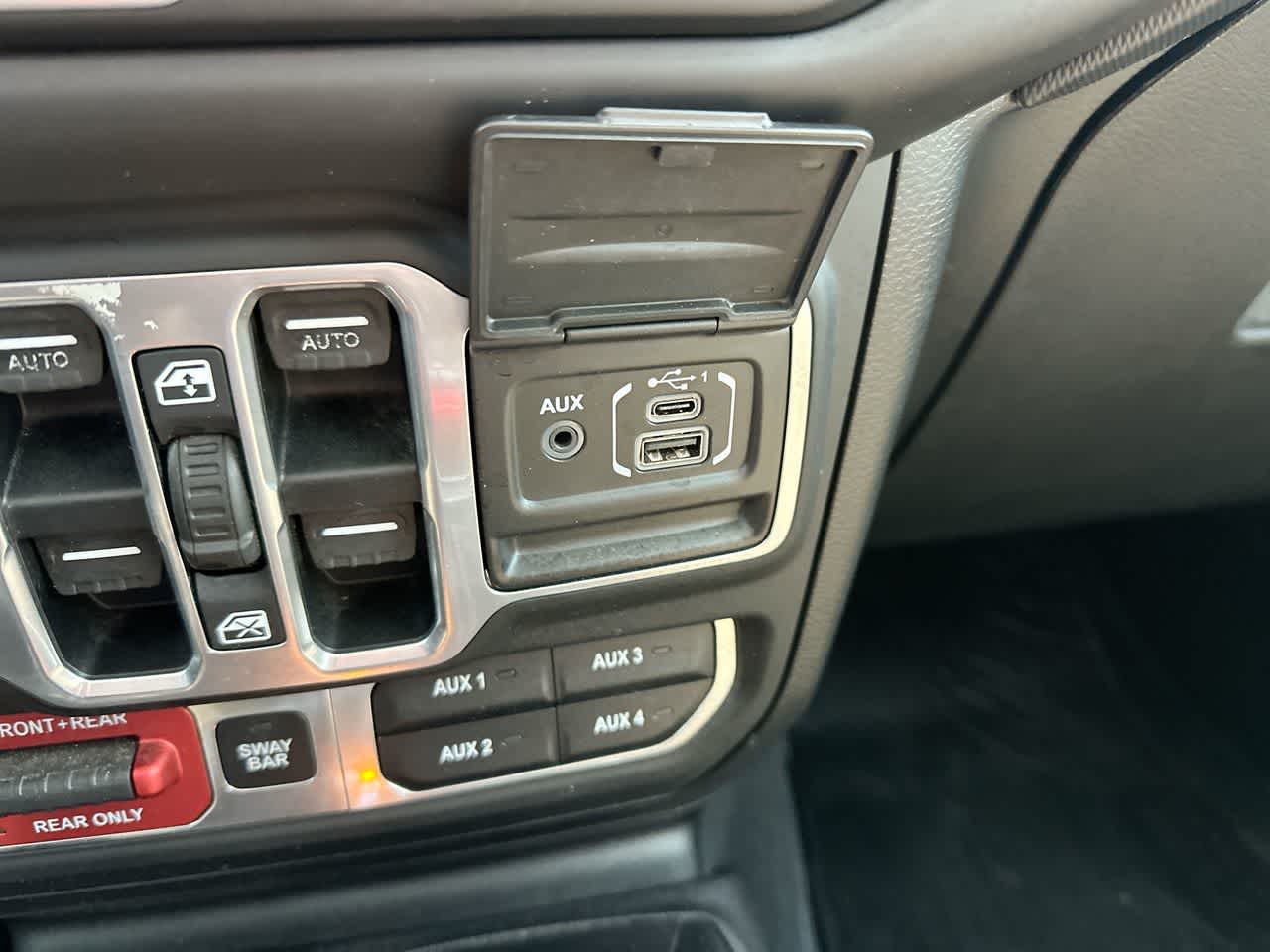 Thumbnail: 2018 Jeep Wrangler - 25