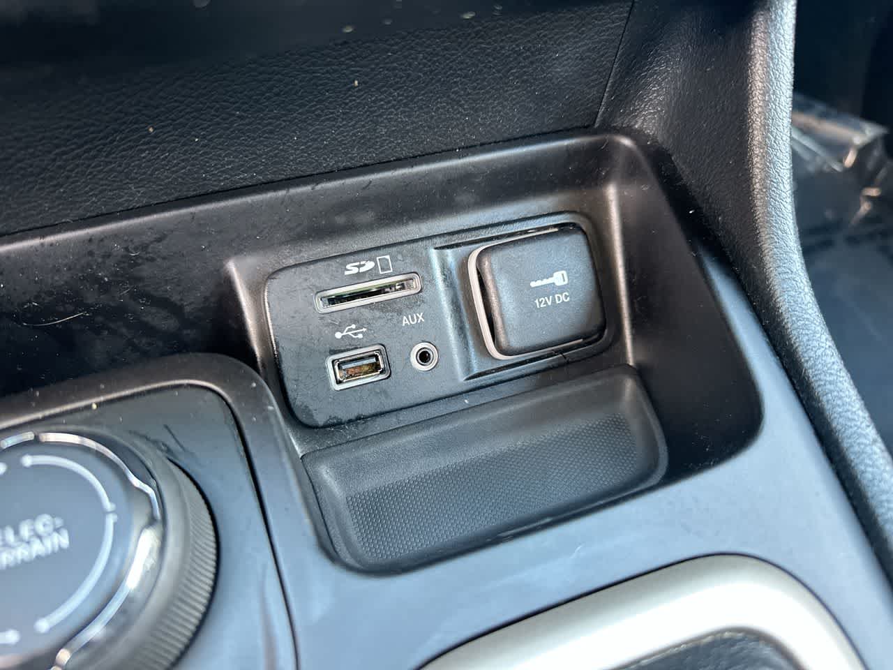 Thumbnail: 2017 Jeep Cherokee - 32