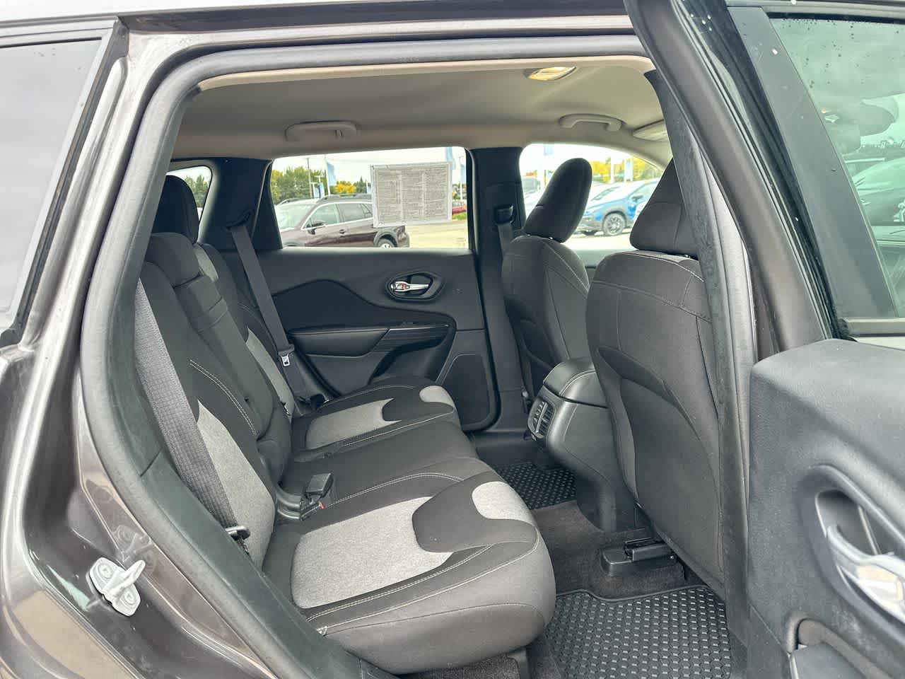 Thumbnail: 2016 Jeep Cherokee - 25