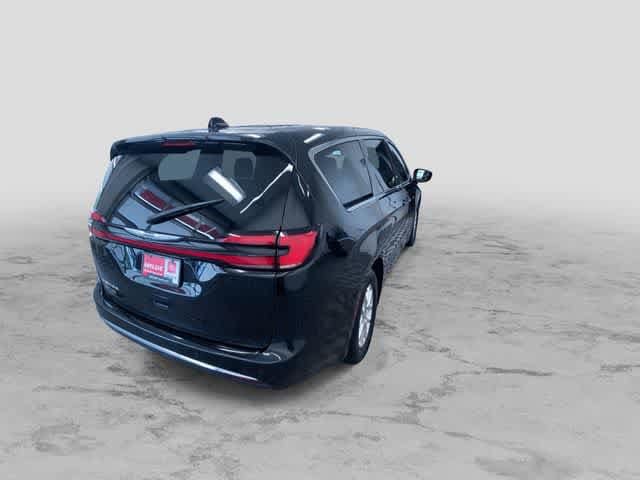 Thumbnail: 2024 Chrysler Pacifica - 10