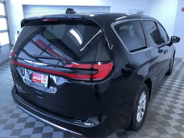 Thumbnail: 2025 Chrysler Pacifica - 34