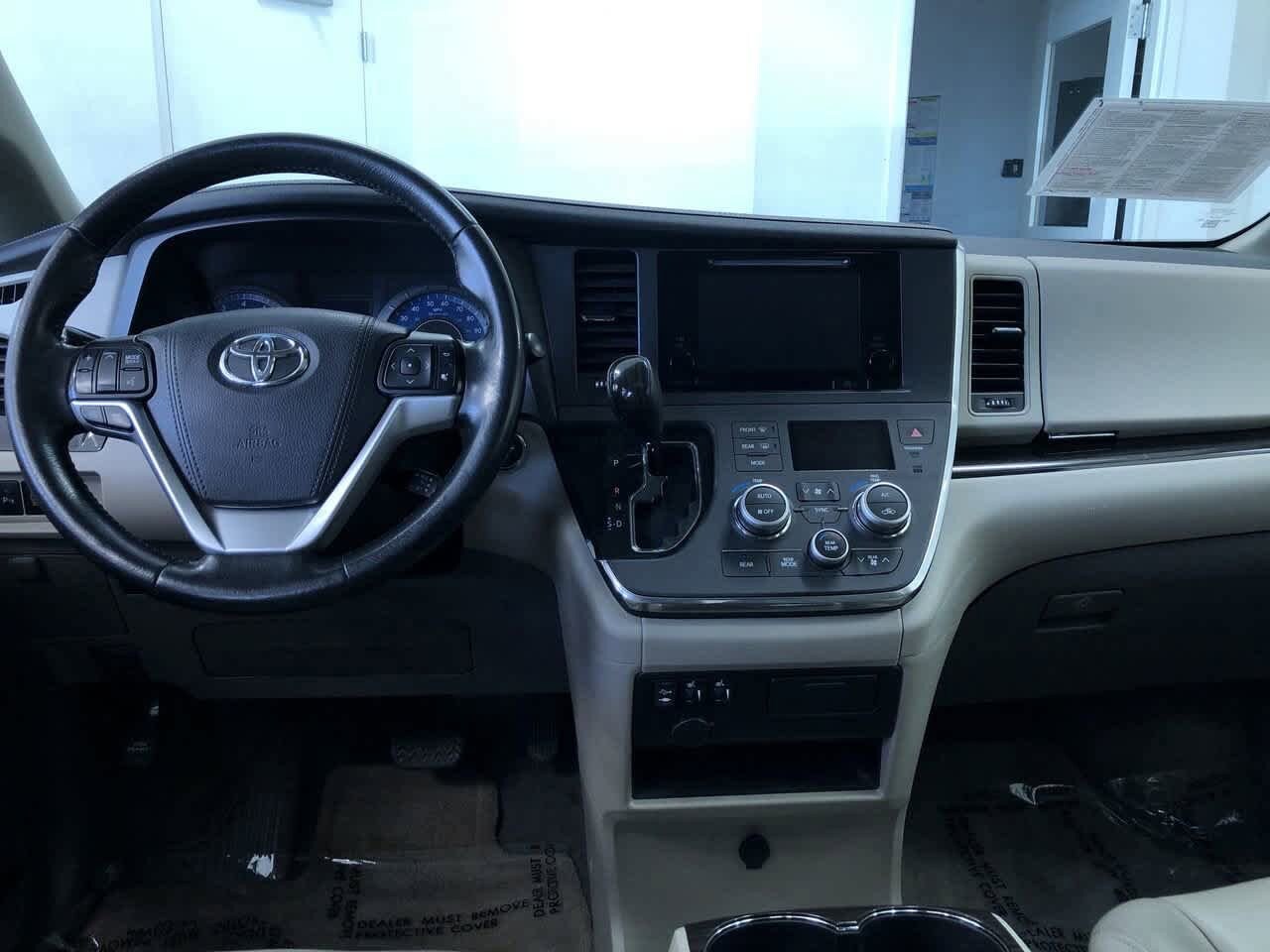 2015 Toyota Sienna XLE 17