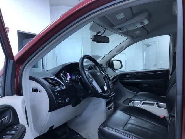 Thumbnail: 2015 Chrysler Town & Country - 11