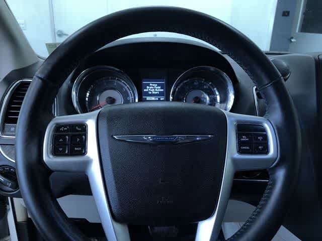 Thumbnail: 2015 Chrysler Town & Country - 24