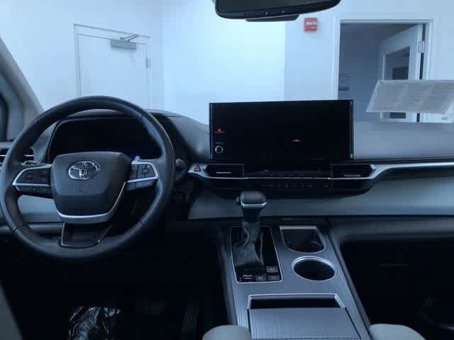 Thumbnail: 2025 Toyota Sienna - 17