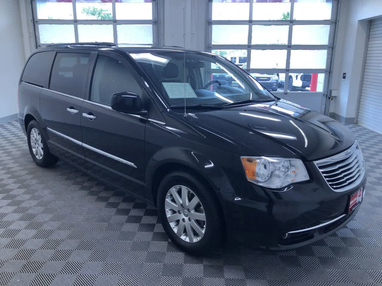 Thumbnail: 2015 Chrysler Town & Country - 34
