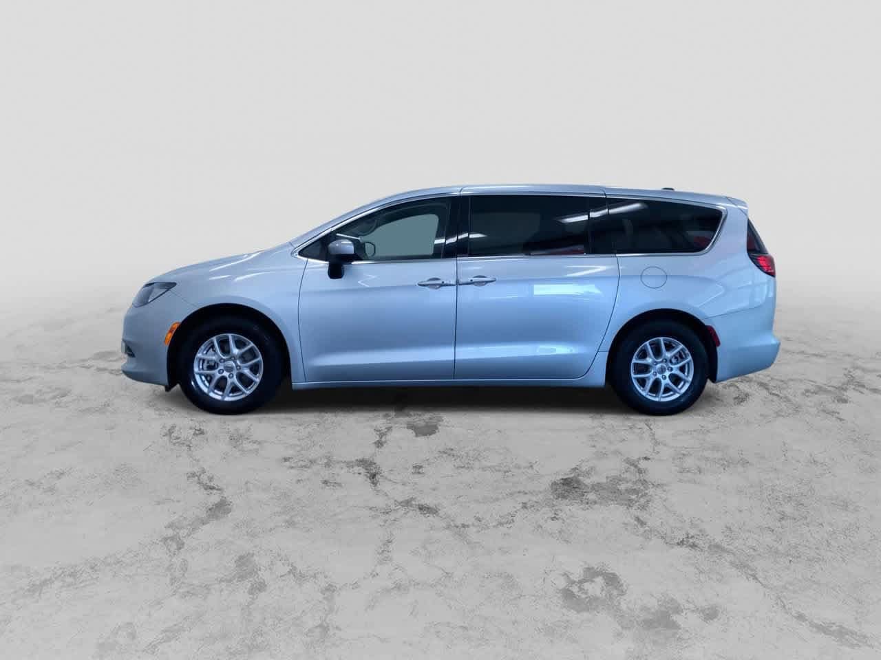 2023 Chrysler Voyager LX 6