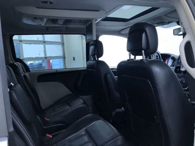 Thumbnail: 2015 Chrysler Town & Country - 21