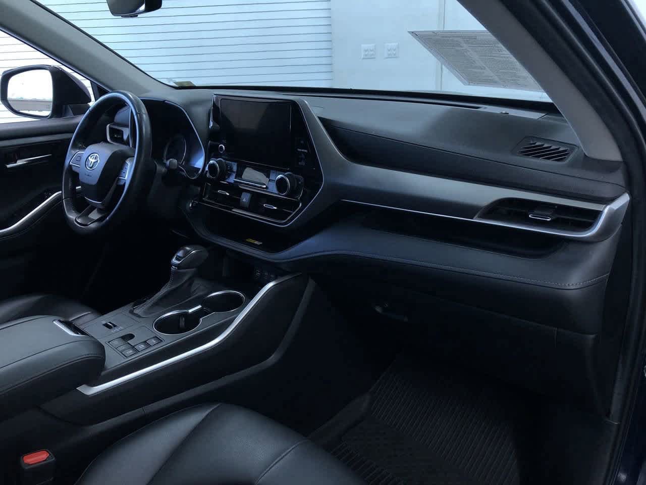 2023 Toyota Highlander XLE 24