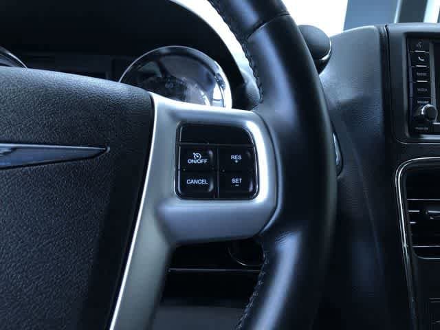 Thumbnail: 2015 Chrysler Town & Country - 27