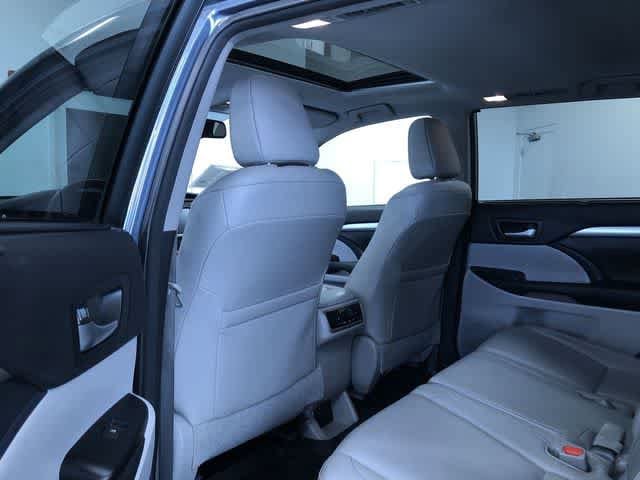 Thumbnail: 2015 Toyota Highlander - 20