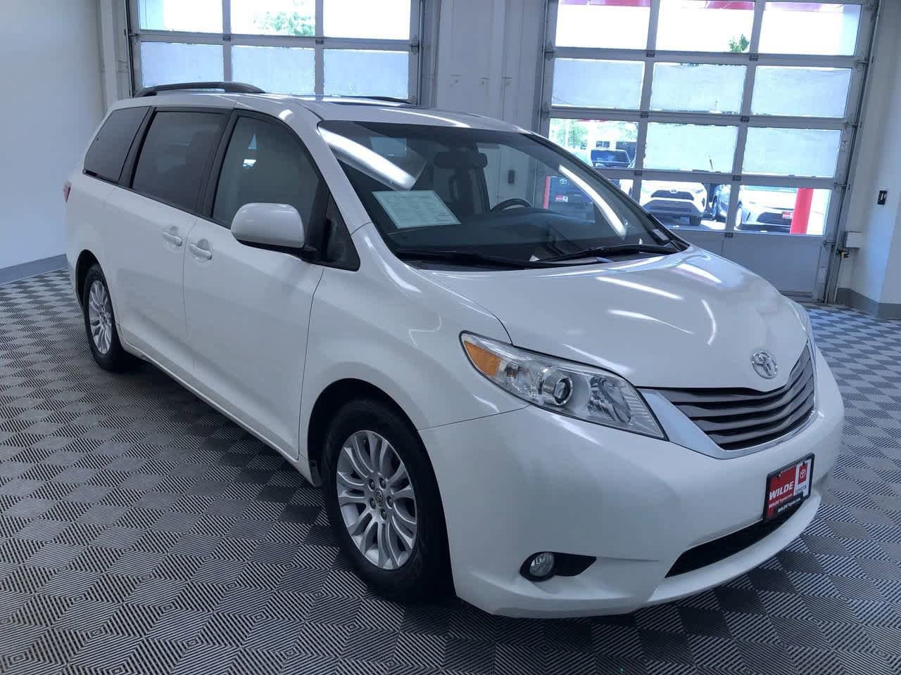 2015 Toyota Sienna XLE 37