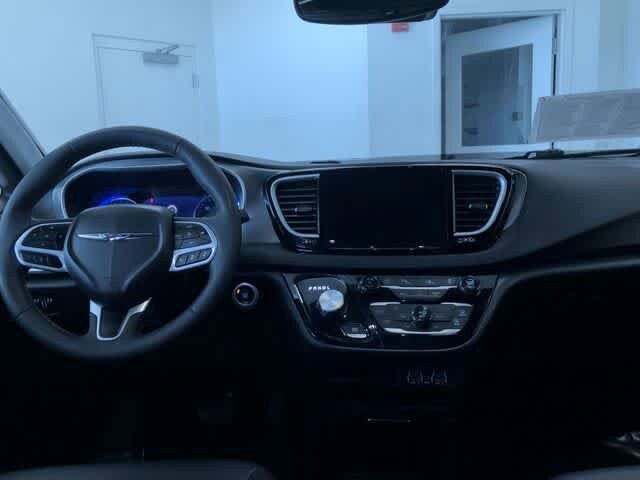 Thumbnail: 2025 Chrysler Pacifica - 17