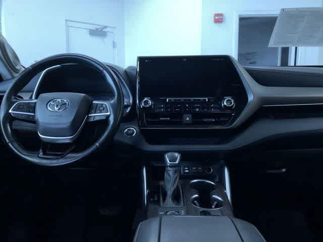 Thumbnail: 2022 Toyota Highlander - 17