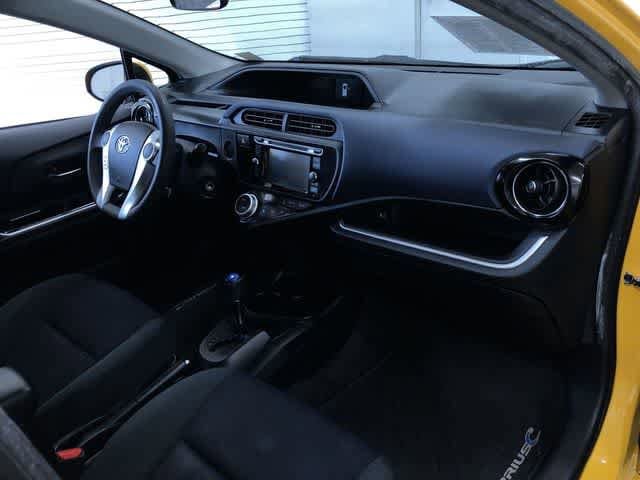 Thumbnail: 2015 Toyota Prius c - 25