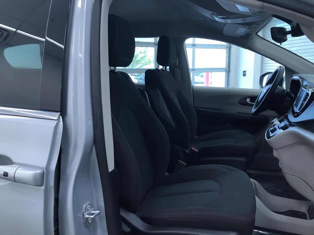 2023 Chrysler Voyager LX 22