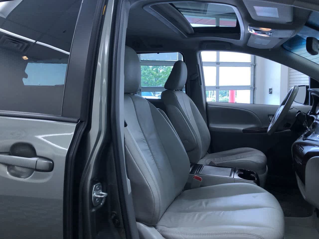 Thumbnail: 2012 Toyota Sienna - 22