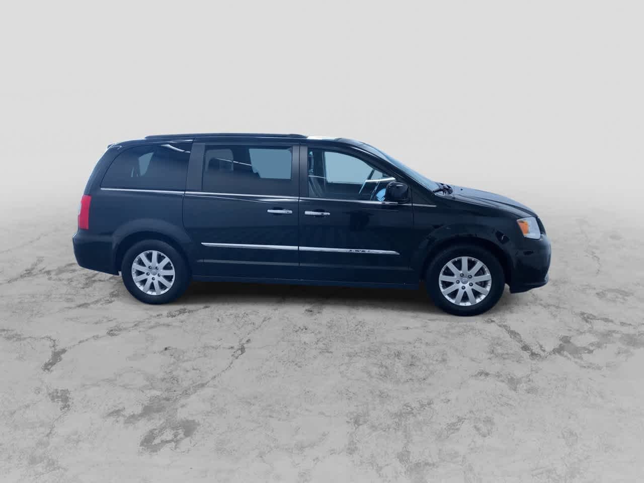Thumbnail: 2015 Chrysler Town & Country - 2