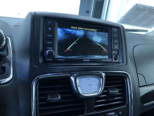 Thumbnail: 2015 Chrysler Town & Country - 28