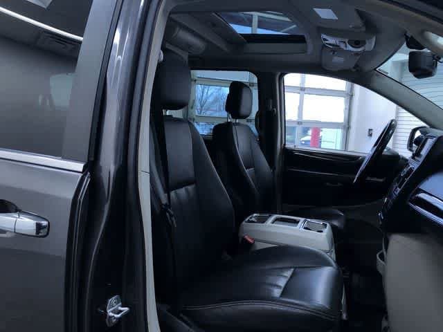 Thumbnail: 2015 Chrysler Town & Country - 22