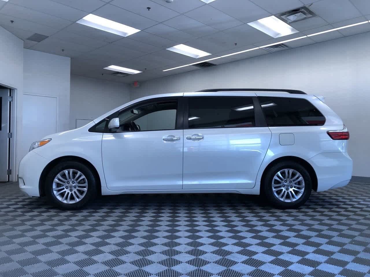 2015 Toyota Sienna XLE 11