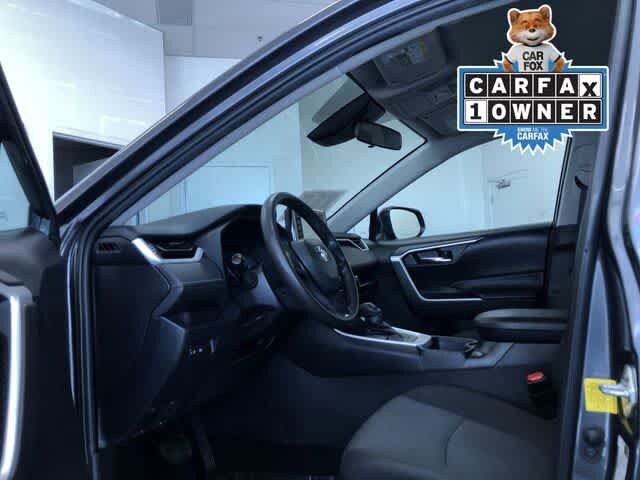 2022 Toyota RAV4 XLE photo 2