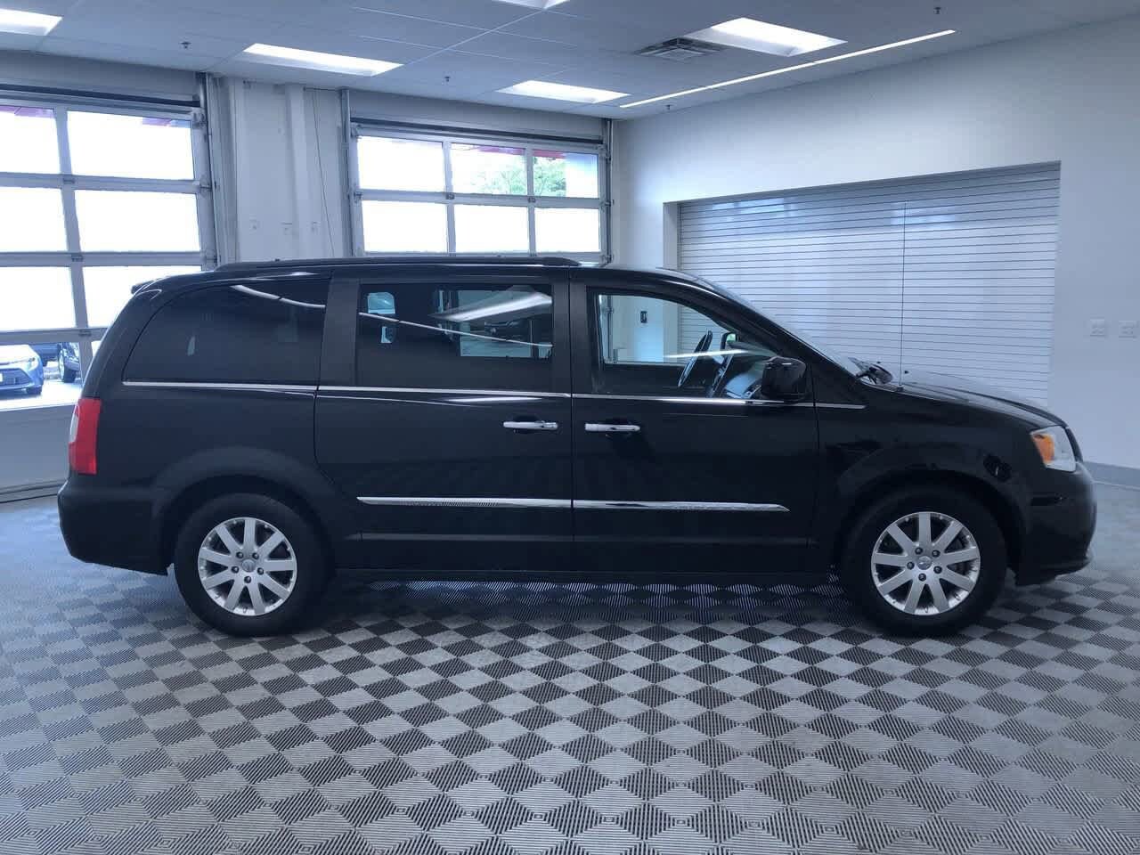 Thumbnail: 2015 Chrysler Town & Country - 33