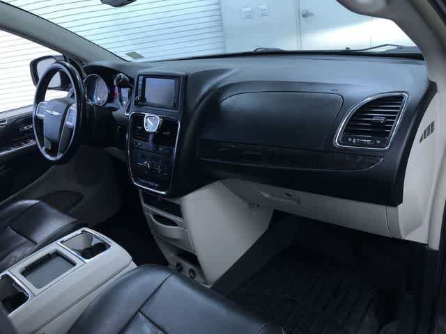 Thumbnail: 2015 Chrysler Town & Country - 23