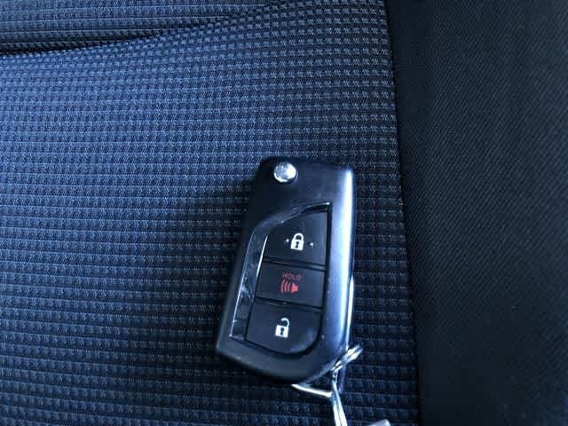 2025 Toyota RAV4 LE - Photo 32