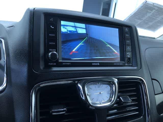 Thumbnail: 2015 Chrysler Town & Country - 28