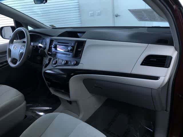 Thumbnail: 2012 Toyota Sienna - 28