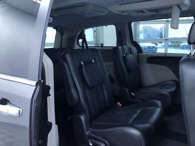 Thumbnail: 2015 Chrysler Town & Country - 20