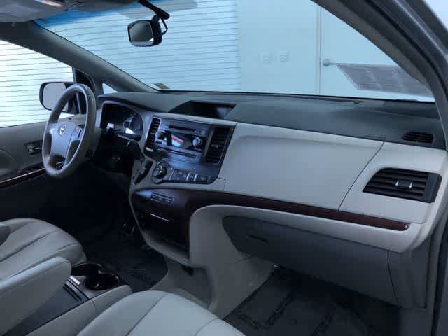 Thumbnail: 2014 Toyota Sienna - 27