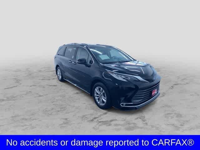 2025 Toyota Sienna Limited photo 3