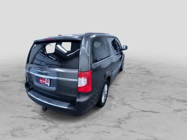Thumbnail: 2015 Chrysler Town & Country - 10