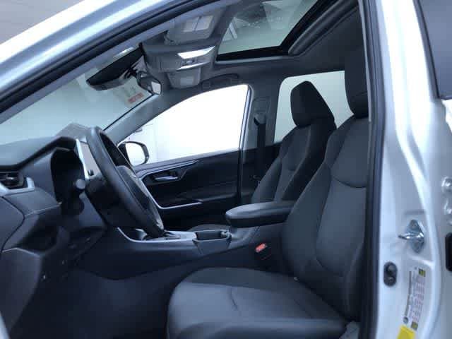 2025 Toyota RAV4 XLE - Photo 15