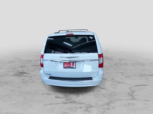 Thumbnail: 2015 Chrysler Town & Country - 9