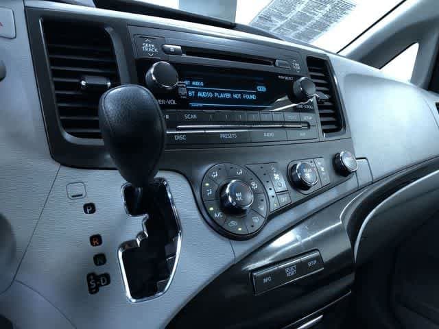 Thumbnail: 2011 Toyota Sienna - 31