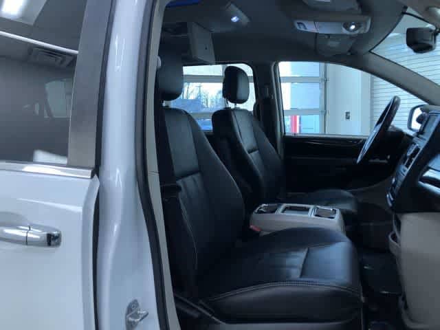 Thumbnail: 2015 Chrysler Town & Country - 22
