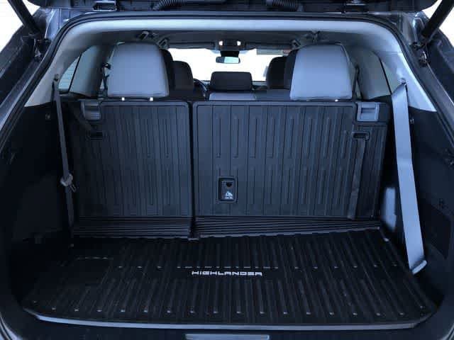 Thumbnail: 2023 Toyota Highlander - 31