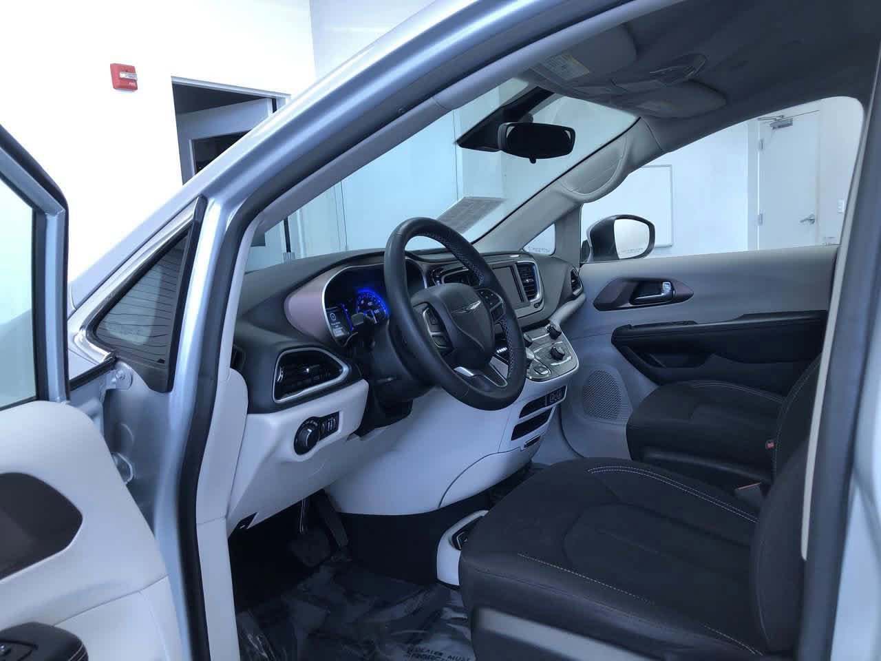2023 Chrysler Voyager LX 10