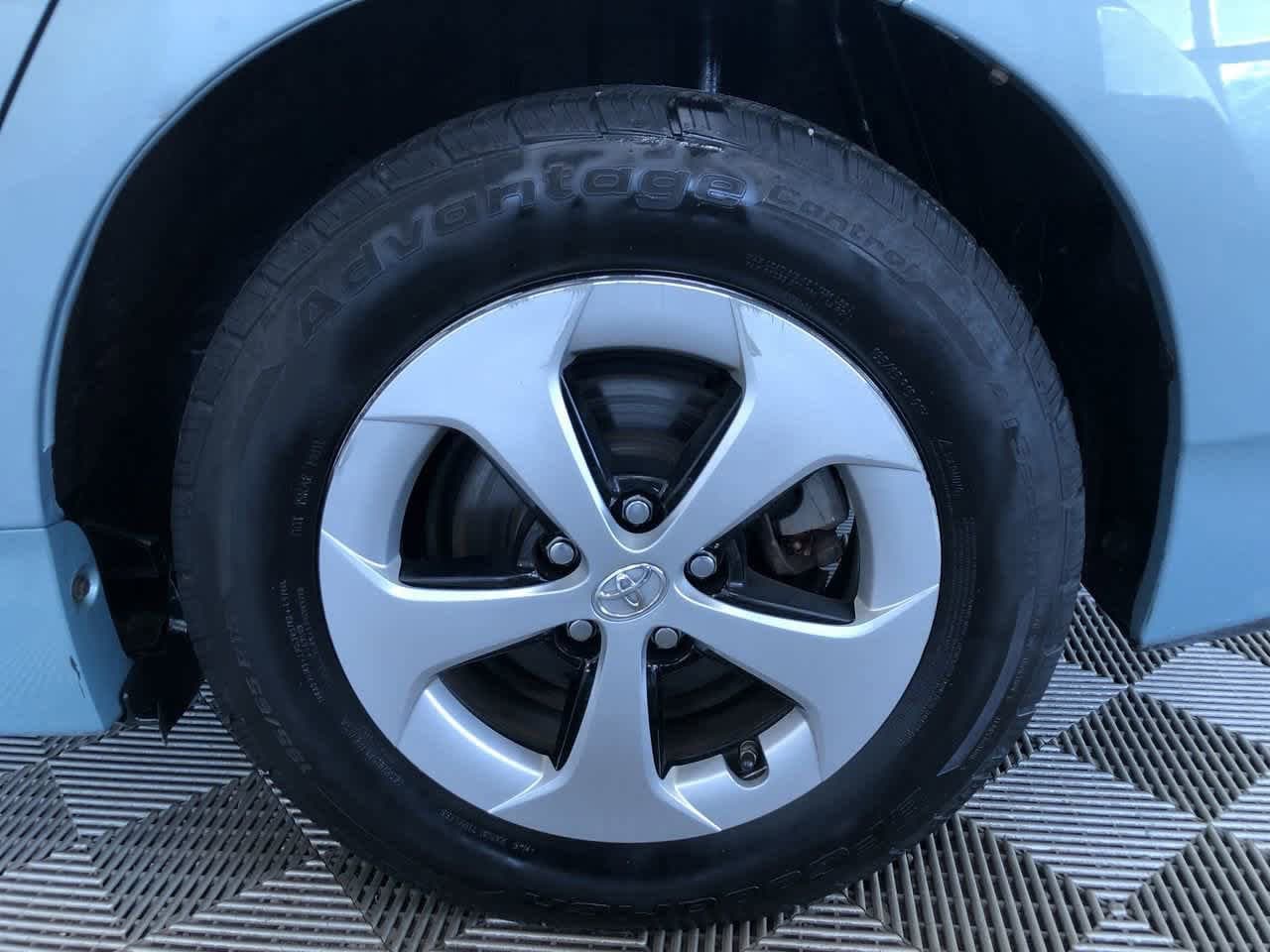 Thumbnail: 2013 Toyota Prius - 15