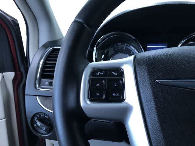 Thumbnail: 2015 Chrysler Town & Country - 26