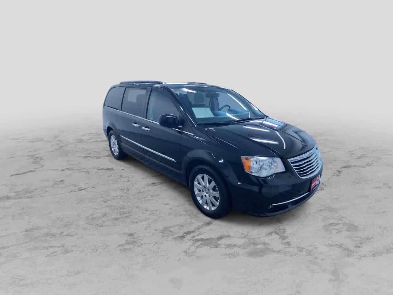 Thumbnail: 2015 Chrysler Town & Country - 3