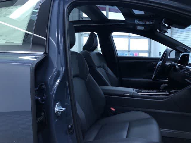 Thumbnail: 2025 Toyota Crown Signia - 14