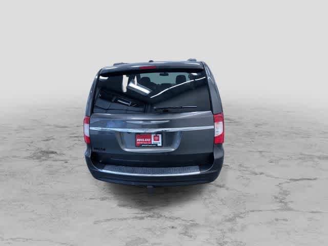 Thumbnail: 2015 Chrysler Town & Country - 9