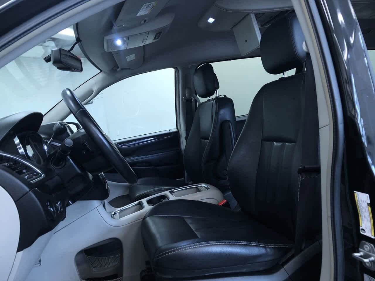 Thumbnail: 2015 Chrysler Town & Country - 17