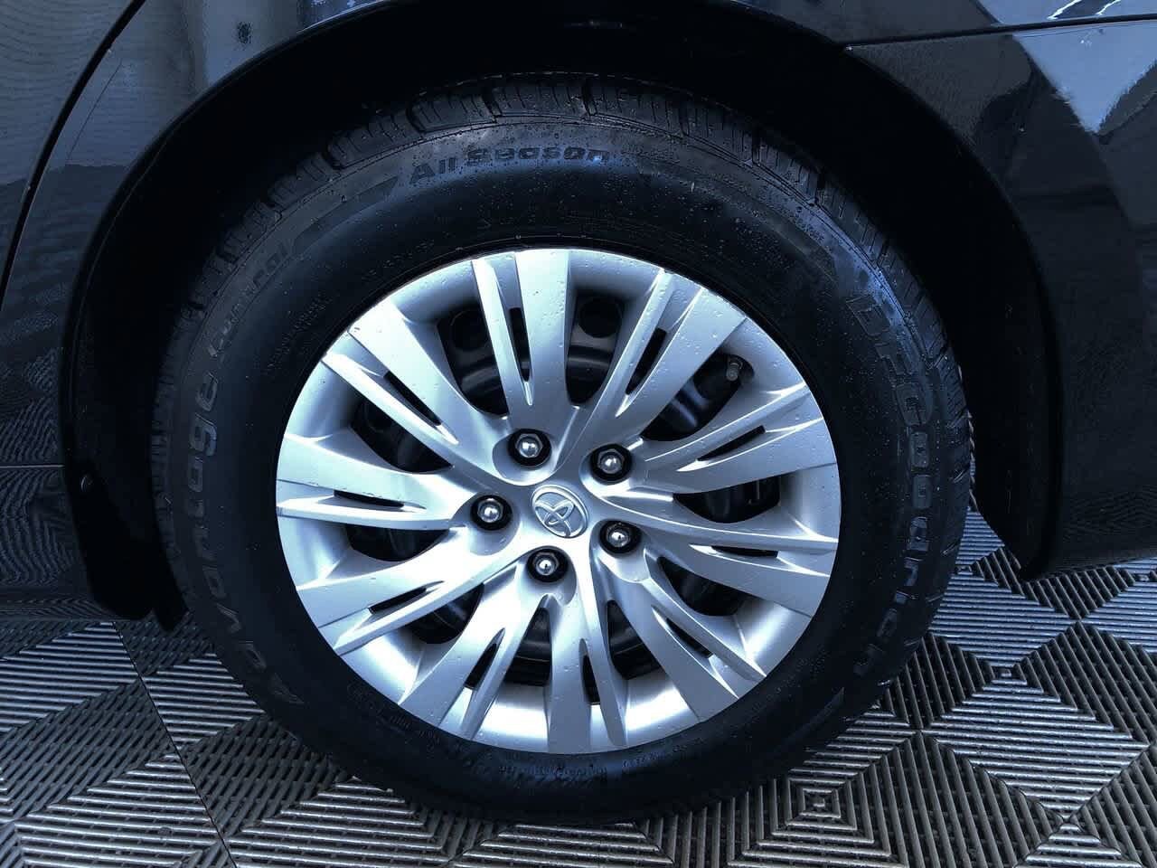 Thumbnail: 2014 Toyota Camry - 16